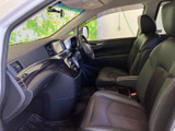 前席は運転席と助手席が並び、ゆったりと腰掛けられる室内空間です。窓からの見通しもよく、同乗者との会話を楽しみながら、落ち着いて過ごせる居心地のよさが魅力です。