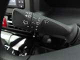 後退時に車両の後ろ側をモニター画面に表示します。車庫入れなどでバックする際に後方確認ができて便利です。車庫入れが苦手な人もこれで安心。