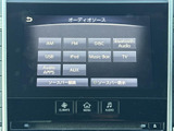 AM・FMやディスク、Bluetooth、USB、iPodなど多彩な音源を選べる画面を備えています。表示が整理されており、聴きたい音源を見つけやすく、日々の移動中もお好みに合わせて音楽を楽しめます。