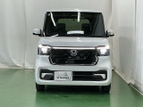 LEDヘッドライトを装備しています。LEDヘッドライトはとても明るく、雨の日や夜間走行も安全・安心です。オートライトコントロール付きで周囲の明るさに応じて自動で点灯・消灯します