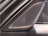 ハーマンカードンは移動中の車内空間をより快適に過ごす為のスピーカーで600W・9チャンネル・サラウンド・車両専用のイコライザーが装備され、良質な音源でございます。