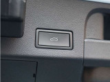 パワーテールゲートを装備。ボタンひとつでスムーズに開閉できます。