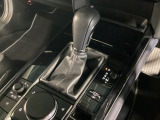 全てのトランスミッションのメリットを兼ね備えた理想的なAT、それがSKYACTIV-DRIVE(スカイアクティブドライブ)。「滑らかな変速」「ダイレクト感のあるシフトフィール」そして「低燃費」が特長です!