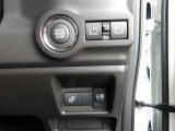 プッシュスタートボタンの画像です。スマートキーを携帯さえしていれば、キーを探さなくてもお車の始動が出来て便利です!