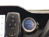 エンジンスタートスイッチです。キーが車内にあれば、エンジンの始動や停止はスイッチを押すだけ!キーを取り出す手間を省き、ワンプッシュで操作できるので簡単でスムーズです。