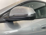 BMWのミラーは車種によって異なりますがレーンチェンジウォーニングが装備されております。詳しくは当店スタッフまでお問い合わせくださいませ。