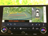 後方の映像と車両周辺の表示を画面で確認でき、駐車時の周囲確認をサポートします。目視での安全確認とあわせて活用できるため、駐車や車庫入れの際に便利な装備です。