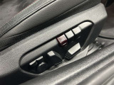 運転する時はドライビングポジションが気になりますよね。パワーシートで座席位置の微調整もしっかりできます。高級感がある装備としても人気があります。