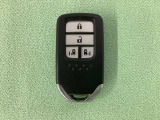 スマートキー付きですからドアロックの開閉およびエンジンスタートが楽々です。電動スライドドアの開け閉めもボタンで操作できます。