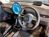 ミニ独特のゴーカートフィーリングと呼ばれる軽快なハンドリングはAT車、MT車のどちらでも楽しめます。
