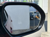 隣車線を走る車両をレーダーで検知し、ドアミラーでは確認しにくい後側方エリアに存在する車両に加え、急接近してくる車両も検知します。車両を検知するとドアミラーに搭載されたLEDインジケーターが点灯します。