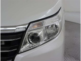 LEDランプ車 白く照らされるのが特徴です。明るいだけでなく、周囲からの認知されやすく歩行者や死角にいる方へアピール効果、安全性が飛躍的に向上します!