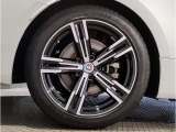 【BMWアロイホイル】軽量かつ強度に拘ったアロイホイル。走行性能ポテンシャルを引き出す設計。車の足元を引き締めてくれる大きなポイントはアロイホイルです。