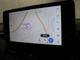スマートフォンとの連携を可能にした10.5インチディスプレイオーディオにはコネクティッドナビPlusを採用。フルセグTV、AM/FM(ワイドFM対応)、Bluetooth/USB入力に対応しています。
