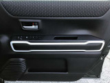 運転席ドア内装とパワーウィンドウスイッチ