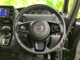 手元に複数のスイッチが備わり、運転姿勢を大きく変えずに各種機能を扱いやすい構成です。メーターとの位置関係も自然で、前方を確認しながら必要な操作を行いやすくなっています。