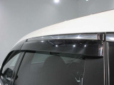 クルマと一体感がある.デザインのプラスチックバイザー 雨の日でも車内の換気ができます。