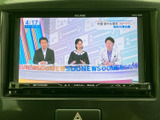 後部座席でも楽しめるTV画面。長距離移動やファミリーユースに最適です。停車時に映像を楽しめる機能で、ちょっとした休憩時間も有効活用できます。