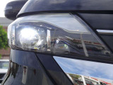 【アダプティブLEDヘッドライト】夜間走行時対向車を感知し、対向車がいるところだけ自動でハイビームの切り替えをしてくれるので、良好な視界を確保し安心して運転できます☆