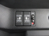 両側電動スライドドア。荷物で手が塞がる時など簡単にドアの開閉が出来ます。何より力いらずで開閉OK。女性やお年寄りにも優しい。電動機能はOFFにもできますから元気なお子様の駆け出しも安心です。
