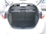 フル乗車時でも十分な荷室です。