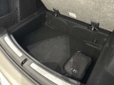トランクルームの床下にも便利な収納スペースを確保。荷物をすっきり整理でき、限られたラゲッジスペースを有効活用できます。