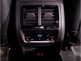 【左右独立式オートエアコン】☆運転席・助手席で個別に温度設定する事が可能。一定以上の大気中の有害物質を感知すると自動的に内気循環モードに切り替わるAUCを装備☆