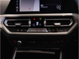 左右独立式のエアコンは約3度運転席側に傾いており、ドライバーの目線の移動も少なく横目で見えるように配置されております。スイッチ類も片手で届く位置に配置しており、ドライバーの負担を軽減できます。
