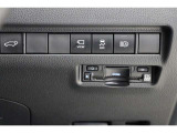 機能性溢れる運転席まわり。使いやすいスイッチ類の配置で運転中のストレスを軽減し楽しくドライブできますよ。
