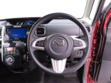 センターメーターで視界良好な運転席廻りです。運転時の視線移動が少なくて済むので安全性にも一役買ってくれますね。ぜひ一度ご覧になってください。見易さが違いますよ