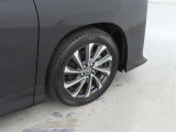 装着タイヤサイズは、205/55R17です。純正アルミホイールを装着しております。