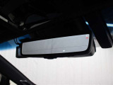 デジタルインナーミラー(前後方録画機能付)が装備されています。車両後方カメラの映像をミラー内のディスプレイに表示。車両前後のカメラで撮影した映像をデジタルインナーミラー内のSDカードに録画します。