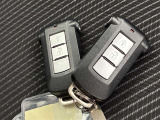 ドアの開閉時、両手が荷物で塞がっている時はキーレスでのカギの解除が大変ですよね。スマートキーはポケットやバッグに入れておけば、ノブに触れただけでロックの解除が可能です。とても便利な機能です