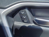 ドライバーごとのシート位置をボタンひとつで記憶・呼び出しできる大人気のおもてなし装備です!ご夫婦やご家族で車を共有する際も、乗るたびにシートを合わせ直す面倒な手間が一切なくなります