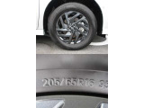 純正16インチアルミホイールに、205/65R16タイヤを装着しております。