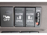 乗り降りラクラクな両側パワースライドドアが装備されてます。運転席からもリモート操作が可能です。外からはリモコンキーで開閉することができます。巻き込み防止機能もありますので安心です。