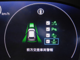 前方交差車両警報・停車からの発進時または低速走行時に、左右前方から接近する交差車両の情報を通知します