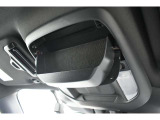 サングラス入れる事ができるオーバーヘットコンソールが付いております。