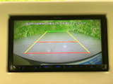 後方の映像にガイドラインが表示され、駐車時に周囲や車両との距離感を確認する目安として便利です。目視も合わせてご利用ください。