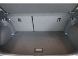 リアハッチドアが大きく開きますので、荷物の積み下ろしもしやすいです。トランクは広く、シートアレンジをすることで大きな荷物も乗ります。