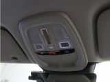 ルーフにあるボタンは、車両が始動しない場合、パンクした場合、または事故に遭った場合などの緊急時に支援の要請に使用できるため、安心感を高めることができます。
