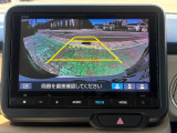 バック時目視しにくいクルマの周囲をカメラで映し出し、安全・安心駐車をサポート♪バックの苦手な方も後ろがハッキリ見えるので安心ですよ♪