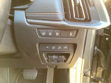運転席側に、座席位置の記憶や荷室の扉の開閉を操作するスイッチがまとまっています。運転交代時の姿勢合わせや、荷物を積む前の操作を助ける配置。マツダの人を中心に考える設計が表れています。