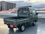 右斜め後ろからの特徴的なフォルム。狭い路地裏でも運転しやすそうな小回りが利くコンパクトボディ♪