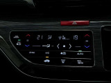 風量自動調整の快適オートエアコンを装備!!運転席側・助手席側それぞれに温度設定ができます☆