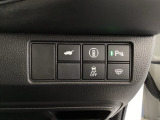 Hondaセンシング用の、VSA(ABS+TCS+横滑り抑制)解除と路外逸脱抑制機能のオンオフスイッチなどはハンドルの右側に装備しています。