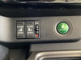 リアドアは乗り降りに便利な両側電動スライドドアです。また運転席に座っていながらスイッチ操作で自在にスライドドアを開け閉めできます。燃費に役立つECONボタンもここです。