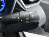 スイッチをオートに設定しておけば、車外の明るさに応じて自動的にヘッドランプを点灯・消灯します。夕暮れ時やトンネルの続く山道などを走行する時に便利なコンライトを装備しています。