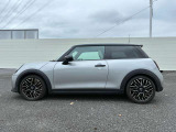 ご納車前には、MINIを熟知したメカニックによる100項目の点検・整備を行います。不具合箇所、交換時期に達している部品に関しましては、全て当社負担で交換してからのご納車となります。