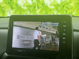 停車中にテレビ映像を視聴でき、休憩時間などに車内で過ごすひとときを彩ります。画面から映像を楽しめる装備が備わり、移動の合間の待ち時間にも活用いただけます。